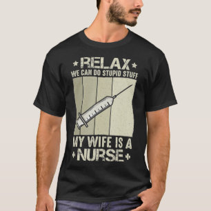 Rela vi kan stoppa Saker min fru är en sjuksköters T Shirt