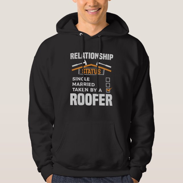 Relationship Status Single Married Taken By A Roof Hoodie (Framsida)