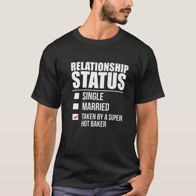 Relationship Status Taken Super Hot Baker Valentin T Shirt (Framsida)