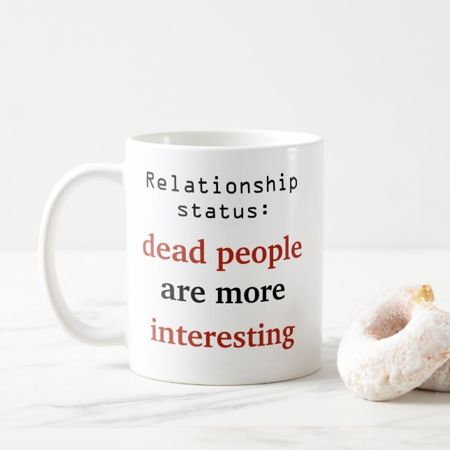 Relationsstatus Dead är intressantare Kaffemugg (Med munk)