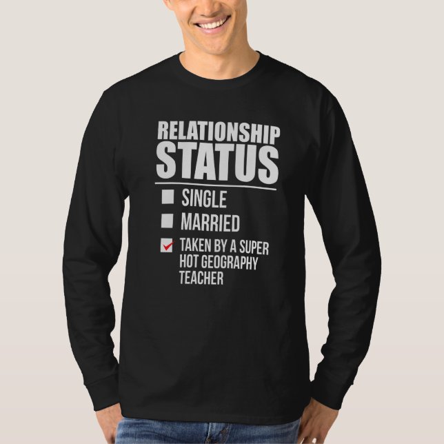 Relationsstatus Hett Geography Teacher Pa T Shirt (Framsida)