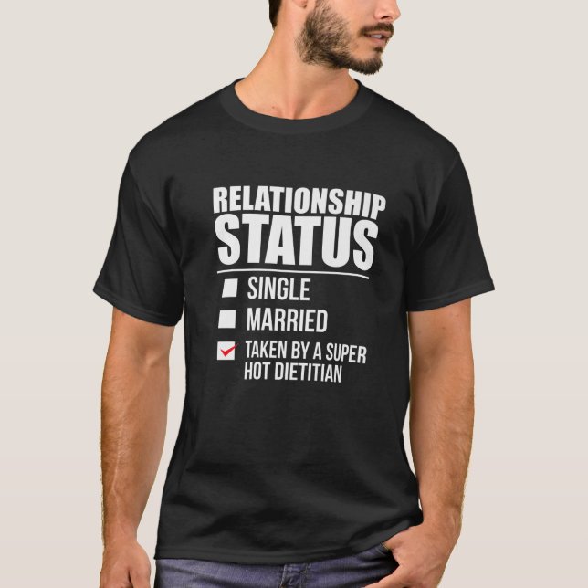 Relationsstatus tagen Hett Dietitian Nutritioni T Shirt (Framsida)