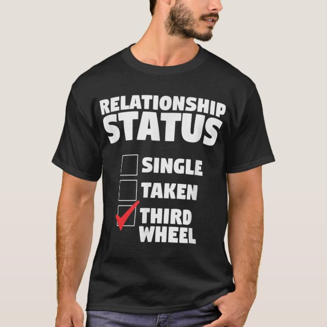 Relationsstatus Tredje hjulet för enkelt Humor T Shirt (Framsida)
