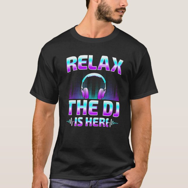Relax The DJ Is Here  DJ Disc Jockey Music Player  T Shirt (Framsida)