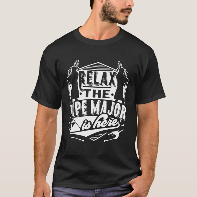 Relax The Pipe Major Is Here Bagpiper Bagpipe Play T Shirt (Framsida)