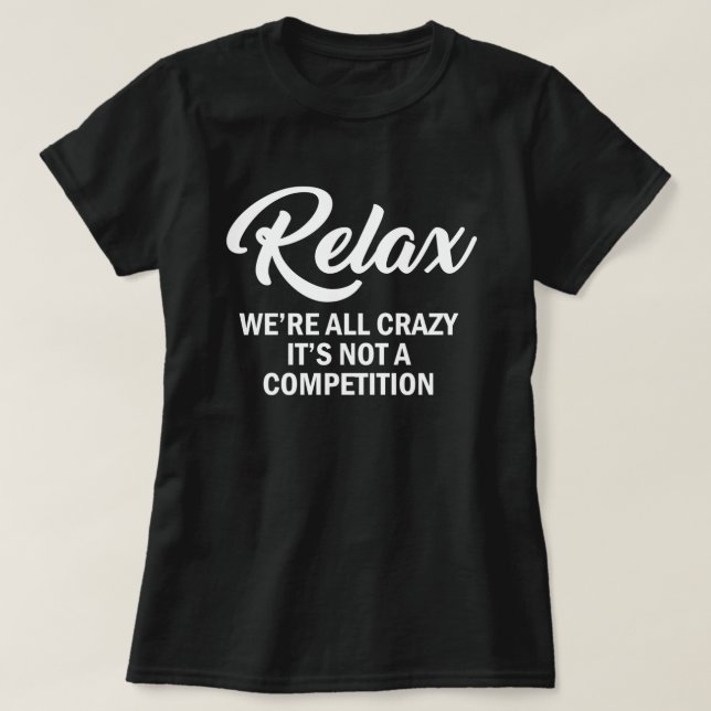 RELAX, VI ÄR ALLA CRAZY, DET ÄR INTE EN KONKURRENS T SHIRT (Design framsida)
