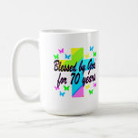 RELIGIÖSA 70TH BIRTHDAY KOR DESIGN KAFFEMUGG<br><div class="desc">Den här 70-åringen hyllar Gud varje dag i hennes kristna liv. Den här trosfyllda kvinnan har älskats av Jesus i 70 år. Njut av den här meningsfulla regnbågskonstruktionen kor och fjäril 70-årsdagen på Tees, Apparel och presenter som tote bags, party favors, smycken, muggar och mycket annat. Din glädje fylld 70-åring...</div>