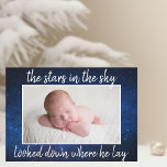 Religiösa Juldag Baby födelsemeddelande<br><div class="desc">Stjärnorna i himlar tittade ner där han ljög. Ett vackert religiösa julfödelsemeddelande som visar ditt söt nyfödda foto under den vackra jultexten sång till Away i en Manger. Meddela dina uppgifter om pojke på baksidan tillsammans med ditt helgdag-meddelande. På framsidan av det här kristna kortet finns ett fotografi på fullt...</div>
