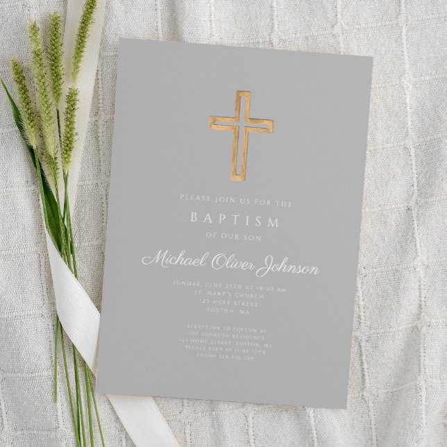 Religiösa Kor Grått-skript Boy Baptism Inbjudningar (Religious Cross Gray Script Boy Baptism Invitation)