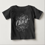 Religiösa Kristus Jul Chalkboard Lettering Tee Shirt<br><div class="desc">Vi säger "God jul mycket ofta under säsongen, men ibland glömmer vi ofta var hälsning faktiskt har sitt ursprung. Här är en underlig elegant biet av anpassningsbarnas handskriften i den moderata kritan som ser ge en mild knuff tillbaka in i Jesus riktning. Professionellens kalligrafi av Ivan Angelic. Visa din CHRISTmas-anda....</div>