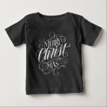 Religiösa Kristus Jul Chalkboard Lettering Tee Shirt<br><div class="desc">Vi säger "God jul mycket ofta under säsongen, men ibland glömmer vi ofta var hälsning faktiskt har sitt ursprung. Här är en underlig elegant biet av anpassningsbarnas handskriften i den moderata kritan som ser ge en mild knuff tillbaka in i Jesus riktning. Professionellens kalligrafi av Ivan Angelic. Visa din CHRISTmas-anda....</div>