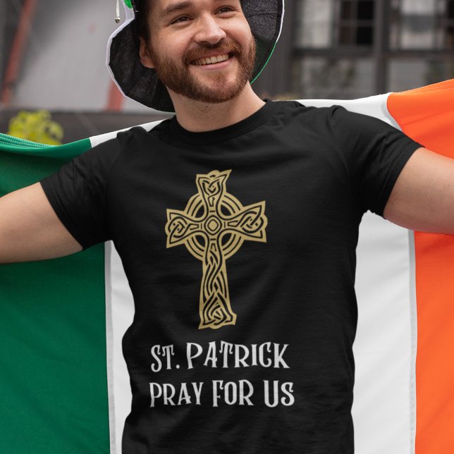 Religiösa St. Patrick Pray för oss irländsk katoli T Shirt (This religious St. Patrick's Day t-shirt features a Celtic cross with "St. Patrick Pray For Us.")