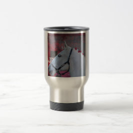 Ren vit häst med svart bridle och röda blommor resemugg