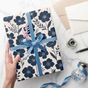 Rena monokroma vildblommor i marinblått på krämfär presentpapper