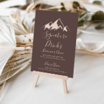Rensa bergstecknet Land Namnteckning Drinks Poster<br><div class="desc">Detta tydliga bergsmärke som namnteckning drycker i land är perfekt för ett nordligt bröllop. Konstruktionen har ett idylliskt vattenfärgsbeige-berg. Anpassa tecknet med namn på bruden och trippen och deras favoritdryckval.</div>