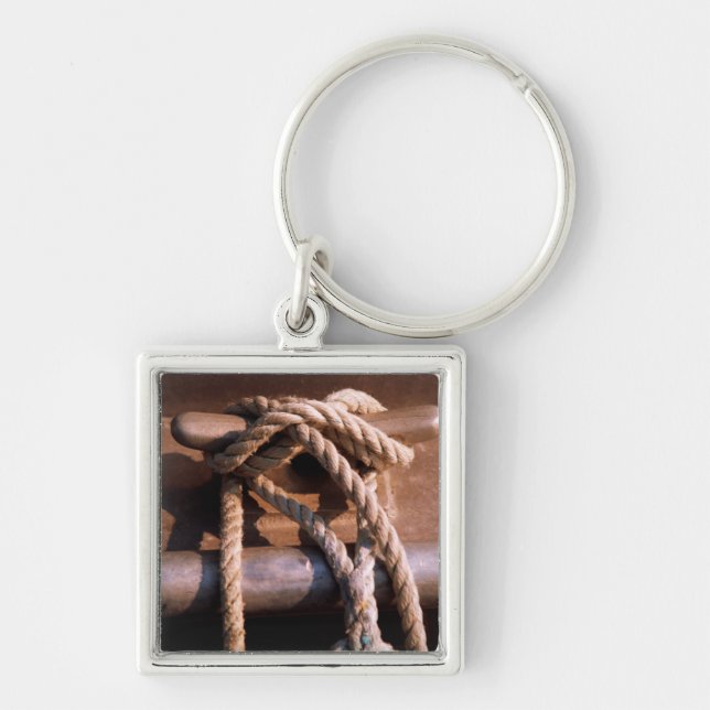 Rep som binds till en fartygTie Fyrkantig Silverfärgad Nyckelring (Framsidan)