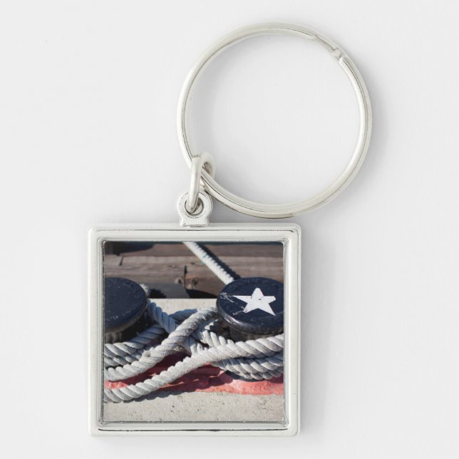 Rep som binds till två Bollards Fyrkantig Silverfärgad Nyckelring (Framsidan)