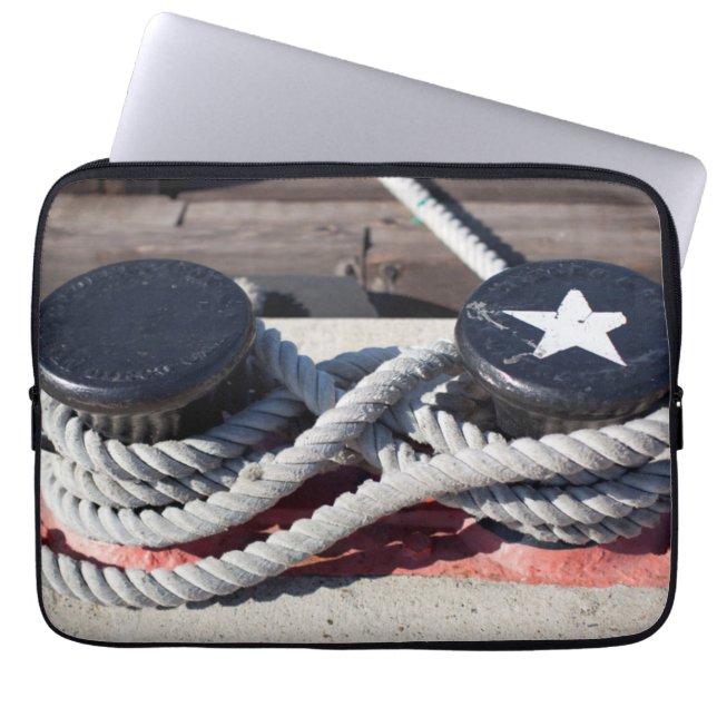 Rep som binds till två Bollards Laptop Sleeve (Framsidan)