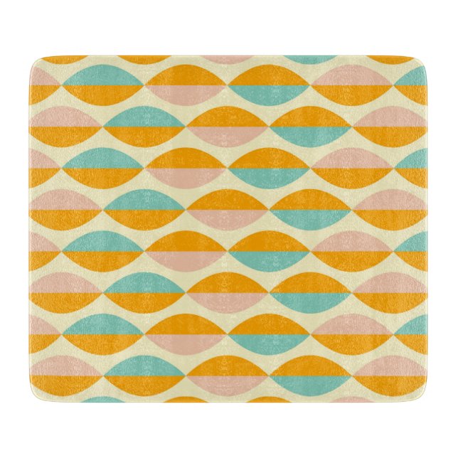 Repeating geometric pattern in beige background (Framsidan)