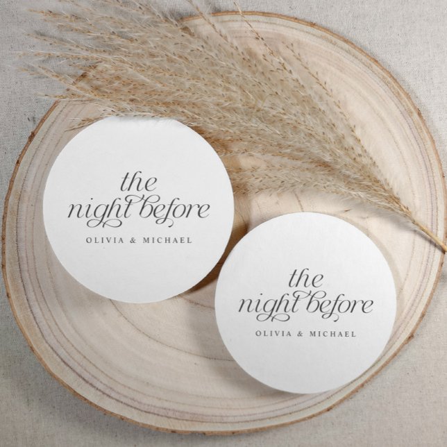 Repetitionsmiddag Dagen Innan den Eleganta Bröllop Underlägg Papper Rund (Round black and white rehearsal dinner coasters with elegant script, styled on rustic wood.)