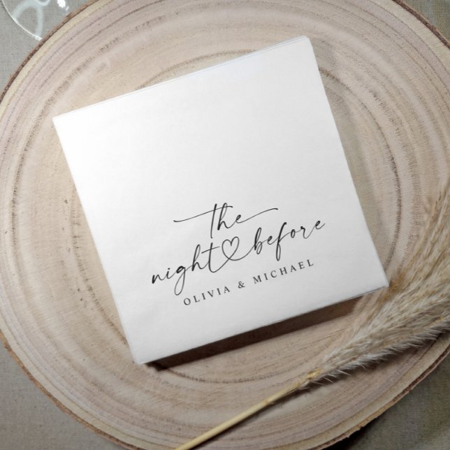 Repetitionsmiddag Kvällen Före Modern Bröllop Pappersservett (Modern black and white rehearsal dinner napkins with “the night before” script and heart design.)