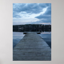 Res träpromenad, blå sjö och skog