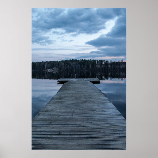 Res träpromenad, blå sjö och skog poster (Framsidan)
