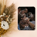 Resa Bröllop-flygplanet - hjärtmodern - spara datu Magnet<br><div class="desc">Meddela din speciella bröllopsdag i elegant stil med det här resetemat Spara datum magneter, med anpassadets fotouppladdningsalternativ, vilket gör att du kan visa ditt favoritögonblick och anpassa magneten. Konstruktionen är centrerad på en enkel vit bild av två flygplan som bildar ett hjärta och symboliserar resan tillsammans. Inuti detta hjärta kan...</div>