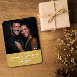 Resa Bröllop Guld Elegant Spara Datum Foto Magnet<br><div class="desc">Din kärlekshistoria är en för alla tider, och denna eleganta resetematiserade "save the date"-magnet är det perfekta sättet att tillkännage er resa tillsammans. Personalisera den med ert favoritfoto, namn, bröllopsdatum och plats för en souvenir som era gäster kommer stolt att visa upp långt efter er stora dag. Det gyllene bandet,...</div>