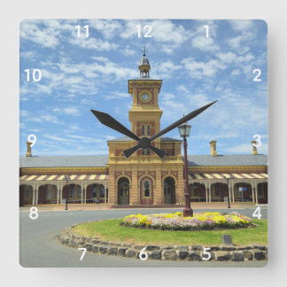 Resa genom tiden på Albury Station Fyrkantig Klocka