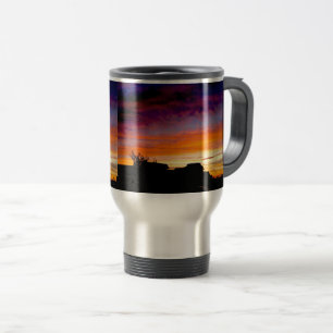 Resemugg isolerad med vackert solnedgångsfoto