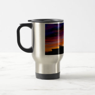 Resemugg isolerad med vackert solnedgångsfoto