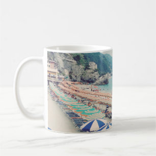 Reser den sceniska roliga stranden för den Cinque Kaffemugg