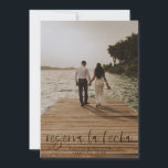 Reserva La Fecha Modern Fotoinbjudan Spara Datumet<br><div class="desc">Det moderna platta fotokortet bröllop spara datum har en varm, minimalistisk utformning. Framsidan har en livlig skripttext ovanför ditt första namn och datum. På baksidan har vi satt bakgrunden som öppen, så att färg i pappra kommer att som bas för färg. Du kan välja ett färg för bakgrunden om du...</div>