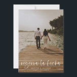 Reserva La Fecha Modern Fotoinbjudan Spara Datumet<br><div class="desc">Det moderna platta fotokortet bröllop spara datum har en varm, minimalistisk utformning. Framsidan har en livlig skripttext ovanför ditt första namn och datum. På baksidan har vi satt bakgrunden som öppen, så att färg i pappra kommer att som bas för färg. Du kan välja ett färg för bakgrunden om du...</div>