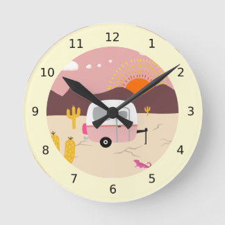 Resetrailer i öknen rund klocka