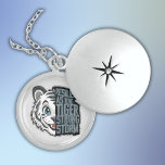 Resilient som tigern | berlockhalsband<br><div class="desc">Unik tiggare på ett Sterling silver Locket Necklace med vit tiger och träkolstext - Resilient som tigern,  stark som stormen.</div>