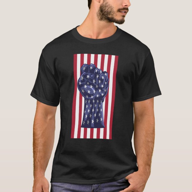 Resist Fist American Flag Activism Rise Up T Shirt (Framsida)