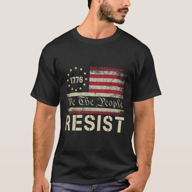 Resistent Trast Protest against Policy US Flagga w T Shirt (Framsida)