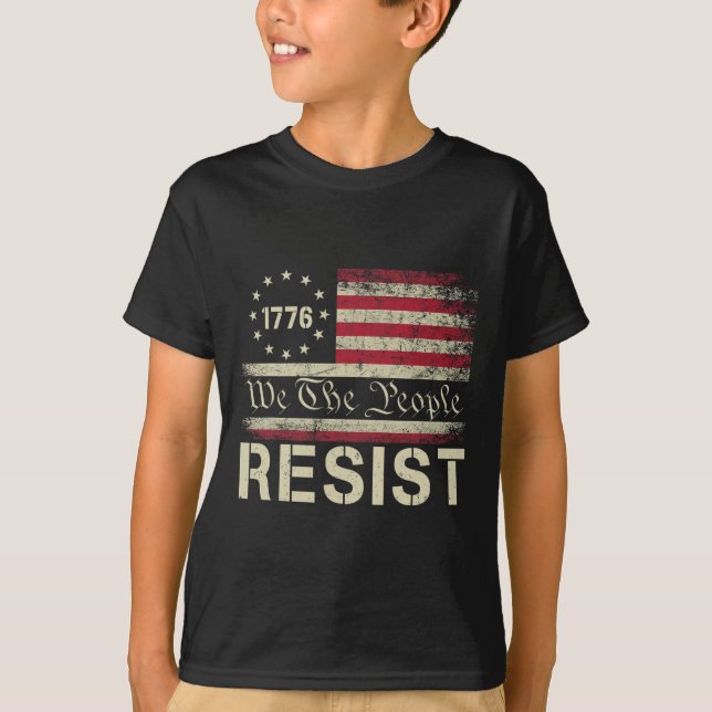 Resistent Trast Protest against Policy US Flagga w T Shirt (Framsida)