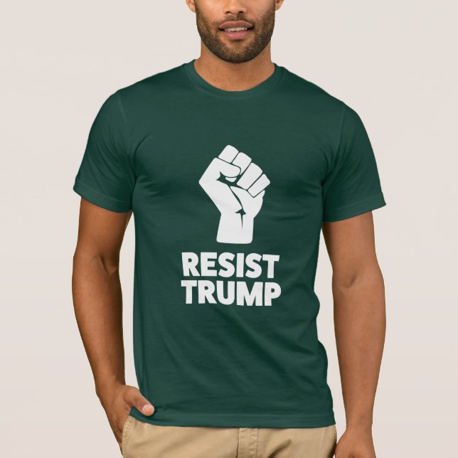 Resistent Trump Clended Solidarity Fist T Shirt (Framsida)