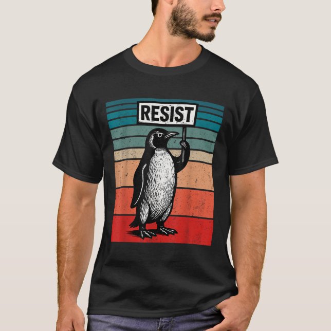 Resistera penguins mot Trump Tariffs Funny T Shirt (Framsida)