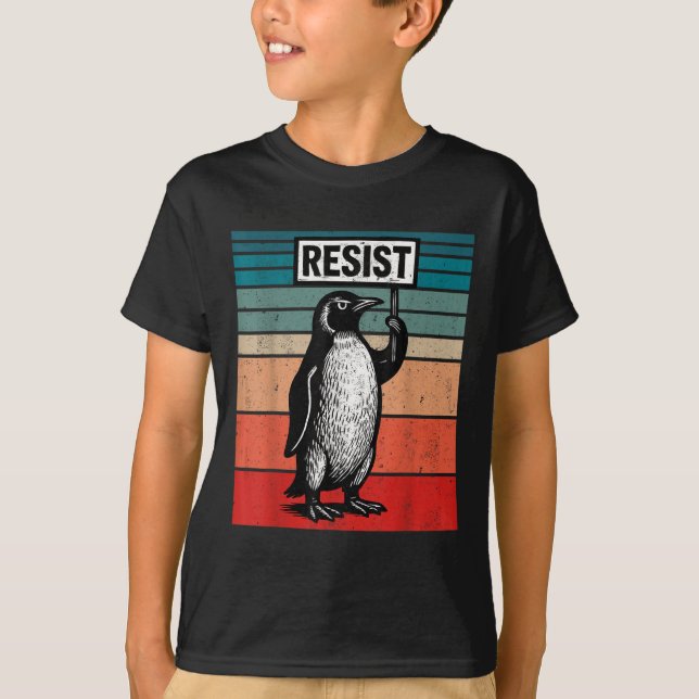 Resistera penguins mot Trump Tariffs Funny T Shirt (Framsida)