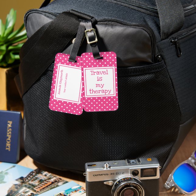 Resor är min terapi, modern rosa och vita prickar bagagebricka (Fram & Baksida)