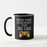 Respektera citat för Retro Gamer Pappa Mugg<br><div class="desc">Firar legendariskt faderskap med den här djärva återspelningsdesignen som lyder "Tryck på Start för att respektera OG Pappa". Den här skjortan blandar humor med spelernostalgi med pixelinspirerad vintage och joystick-vib. Perfekt för pappor,  strömsare eller någon som uppskattar gammaldags konsolära. Gör ett underbart påstående biet för Far dag eller födelsedagar!</div>