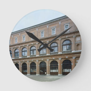 Resterande vinge av en kloster, nu akademin av rund klocka