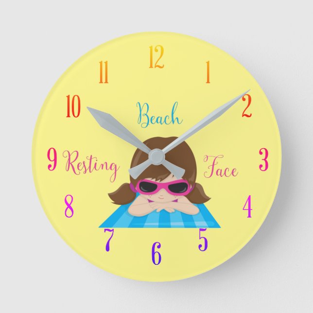 Resting Beach Face Girl on Beachtowel   Rund Klocka (Framsida)