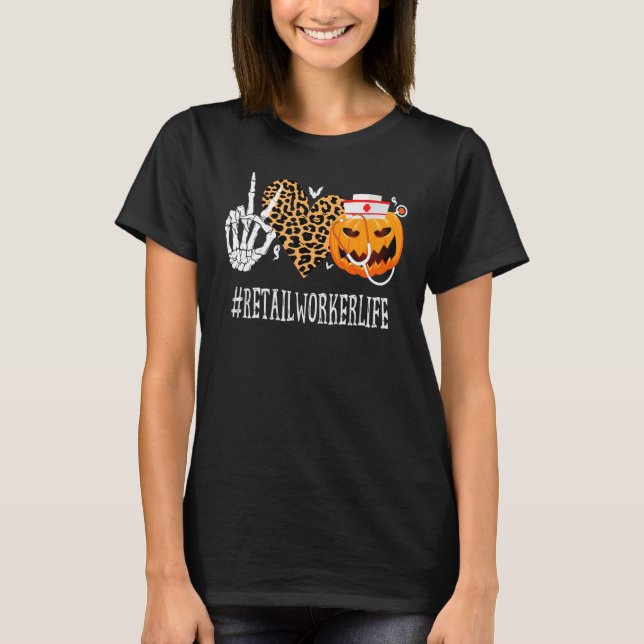 Retail Worker Peace Kärlek Pumpkin Funny Halloween T Shirt (Framsida)