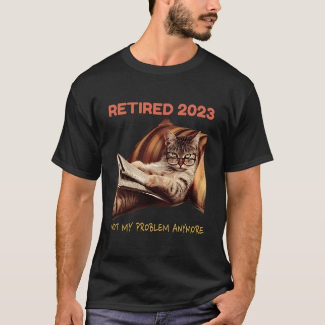Retired 2023 Not My Problem Anymore Cat Retiret T Shirt (Framsida)