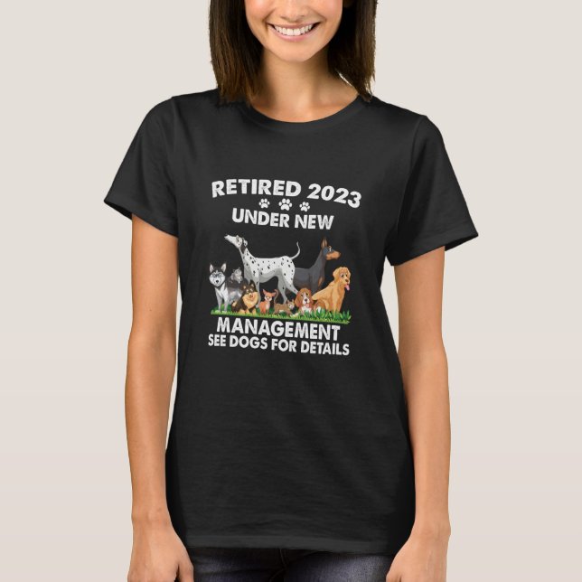 Retired 2023 Under New Management See Dogs For Det T Shirt (Framsida)